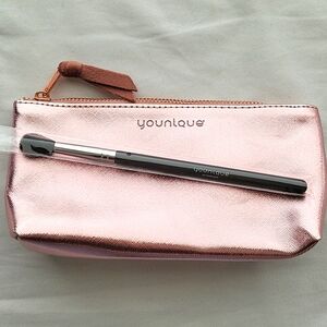 YOUNIQUE Blending Brush & Bonus Flirty Pencil Pouch